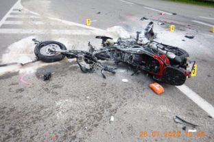 Dopravná nehoda, zrážka auta s motocyklom