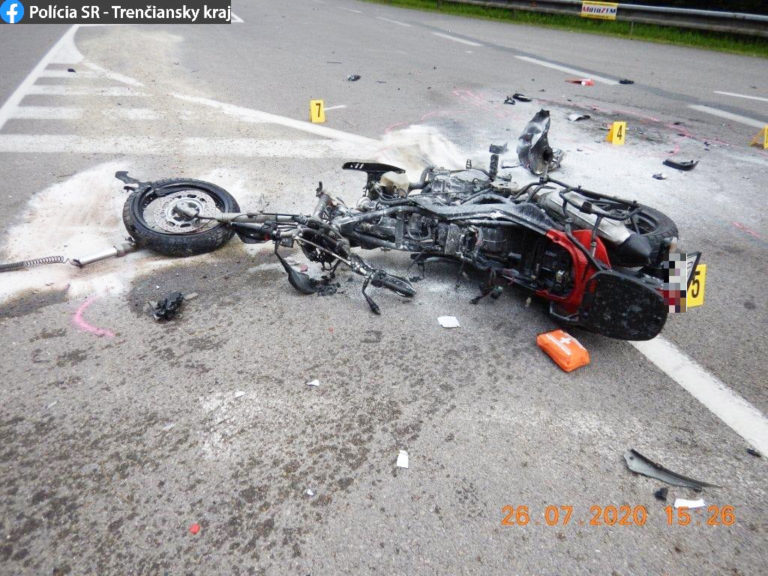 Dopravná nehoda, zrážka auta s motocyklom