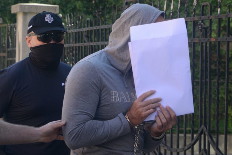 Obvinený nitriansky podnikateľ Norbert Bödör (vpravo) počas príchodu na pojednávanie na Špecializovanom trestnom súde v Banskej Bystrici v kauze Dobytkár, súvisiacej s korupciou v prostredí Pôdohospodárskej platobnej agentúry. Banská Bystrica, 5. júl 2020.