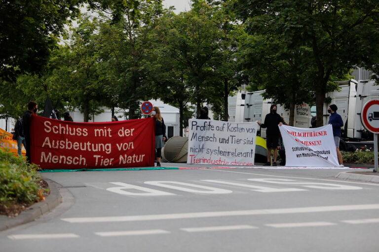 Aktivisti protestuju pred bitunkom zasiahnutym koronavirusom.jpg
