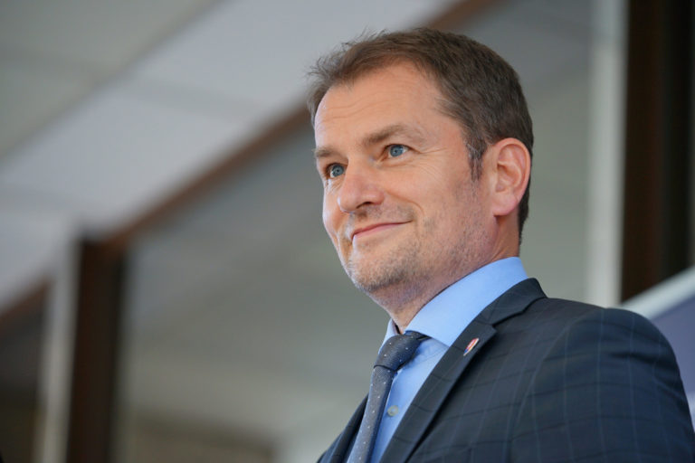 VLÁDA: Zmluvy s Národným futbalovým štadiónom