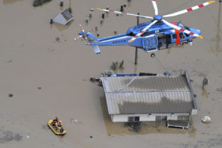 Záplavy na juhu Japonska si zatiaľ vyžiadali asi 20 mŕtvych. Záchranné práce pritom naďalej komplikuje hlboká voda a riziko zosuvov bahna.