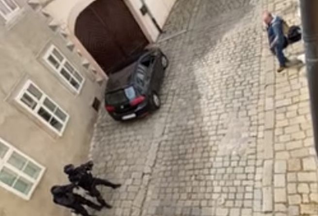 Muž s nožom, zásah, polícia, Bratislava