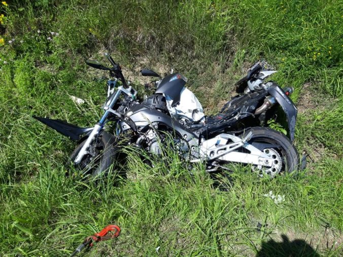 Nehoda motorka zrazka policia.jpg