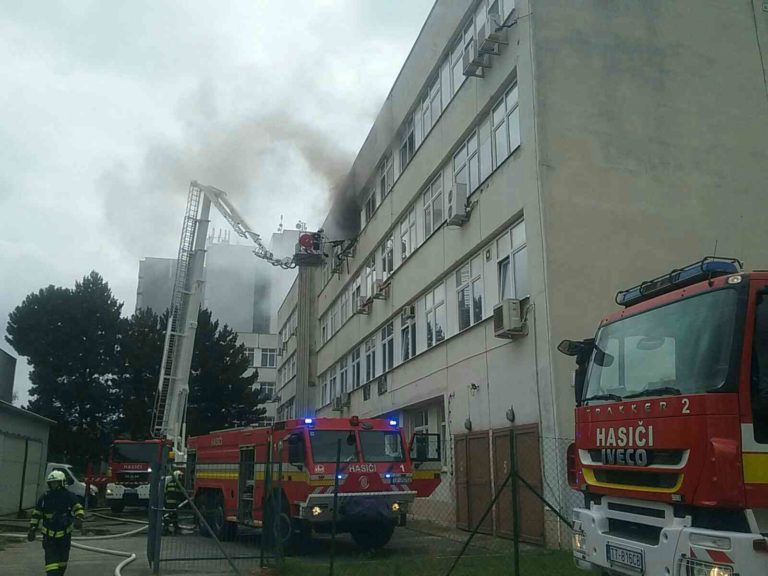 HASIČI: Požiar v priestoroch strednej školy