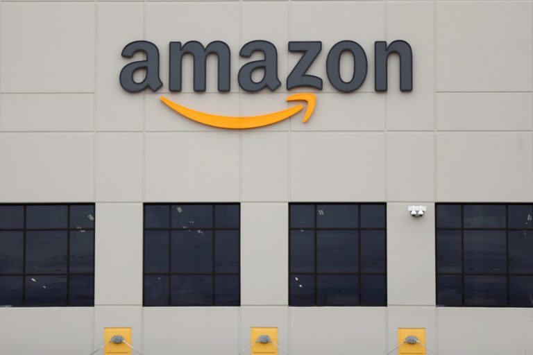 Amazon, satelity