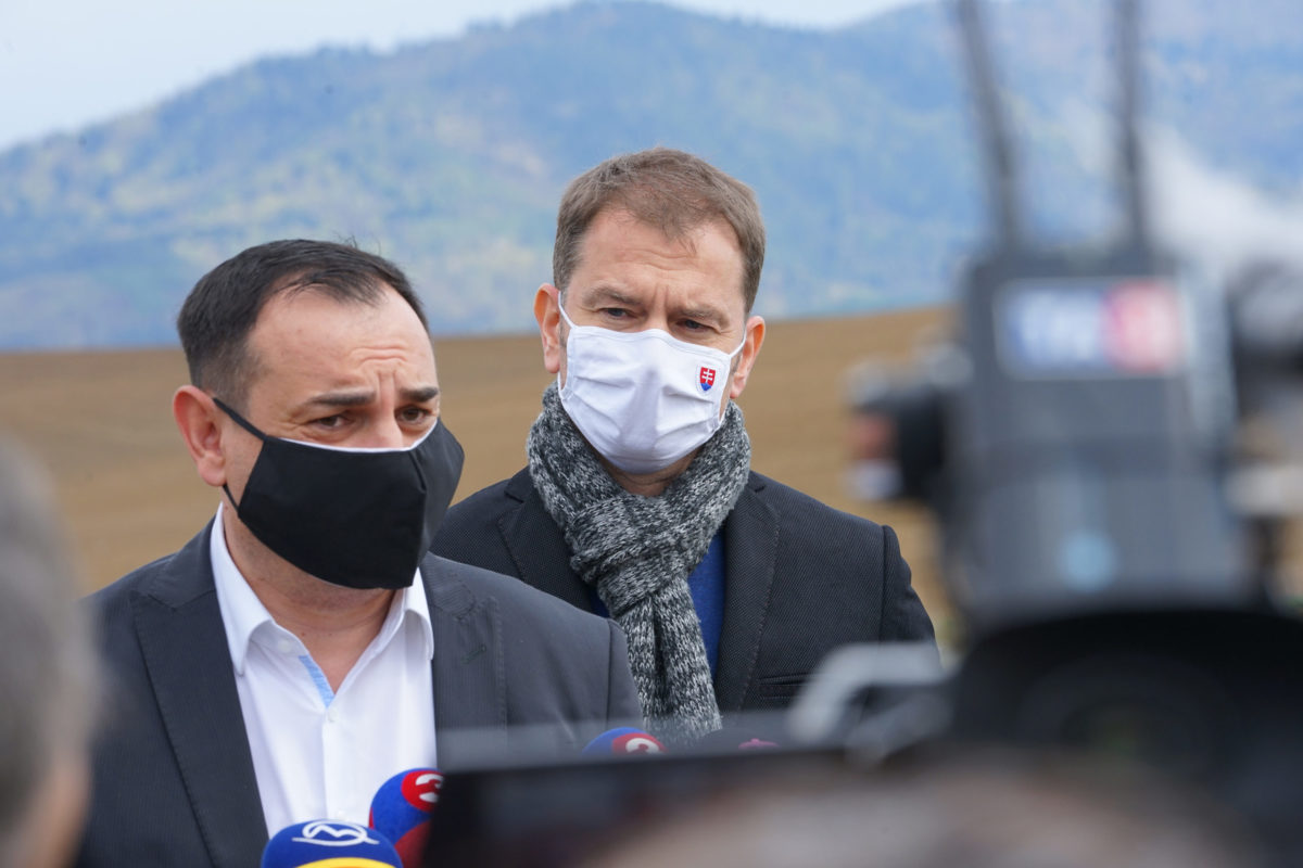 PREMIÉR: Navštívil rómsku osadu v obci Bystrany