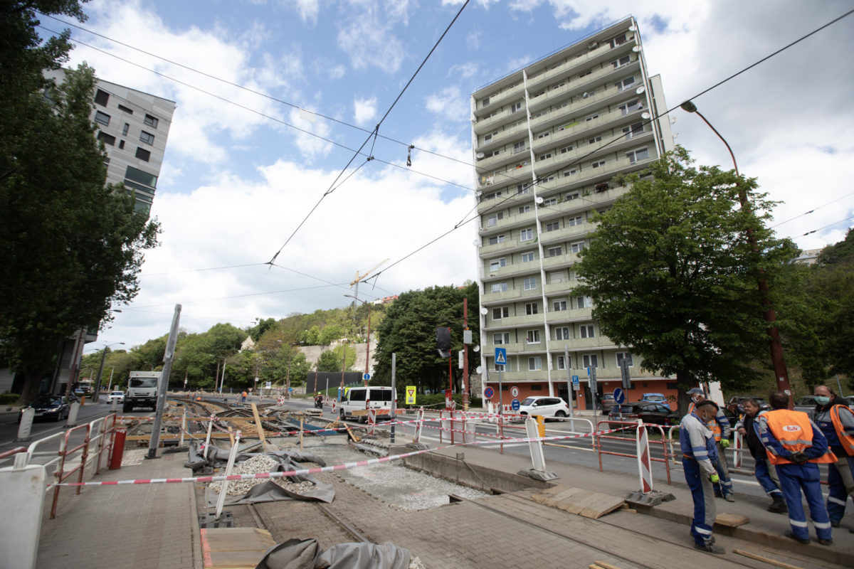 Úprava koľajového zvršku a spodku na najdlhšom a najkomplikovanejšom úseku električkovej trate od tunela pod hradom po Molecovu počas 4. etapy modernizácie Dúbravsko-Karloveskej radiály v Bratislave. Dopravné obmedzenia by mali trvať od 2. mája 2020 do septembra 2020, kedy má byť Dúbravsko-Karloveská radiála kompletne zmodernizovaná. Bratislava, 5. máj 2020.