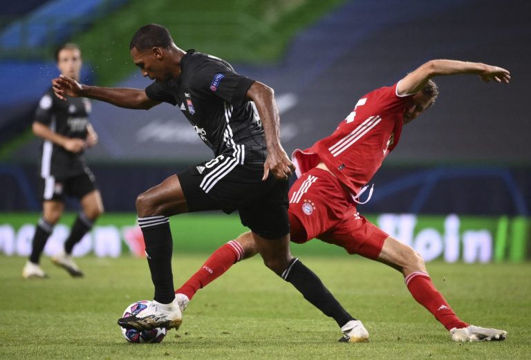 Marcelo (Olympique Lyon) v súboji s Thomasom Müllerom (Bayern Mníchov) počas semifinálového zápasu Ligy majstrov. Lisabon, 19. august 2020.