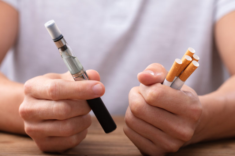 Vaping, elektronická cigareta, fajčenie, e cigareta