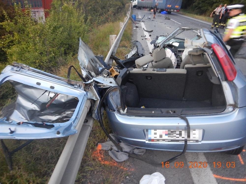 Dopravná nehoda, zrážka auta s kamiónom