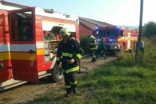 Hasiči zasahovali pri požiari v obci Stará Bystrica v okres Čadca. Plamene zachvátili nakladač v maštali a požiar sa rozšíril aj na strechu budovy. 16. september 2020