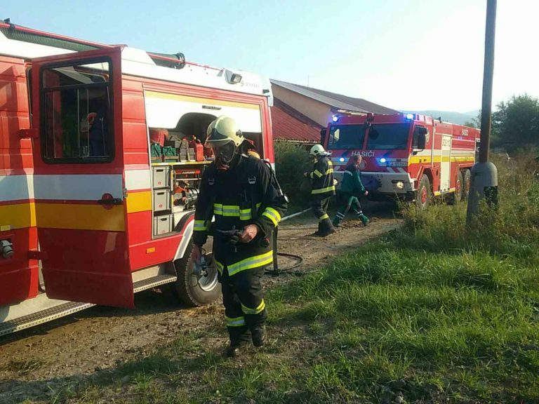 Hasiči zasahovali pri požiari v obci Stará Bystrica v okres Čadca. Plamene zachvátili nakladač v maštali a požiar sa rozšíril aj na strechu budovy. 16. september 2020