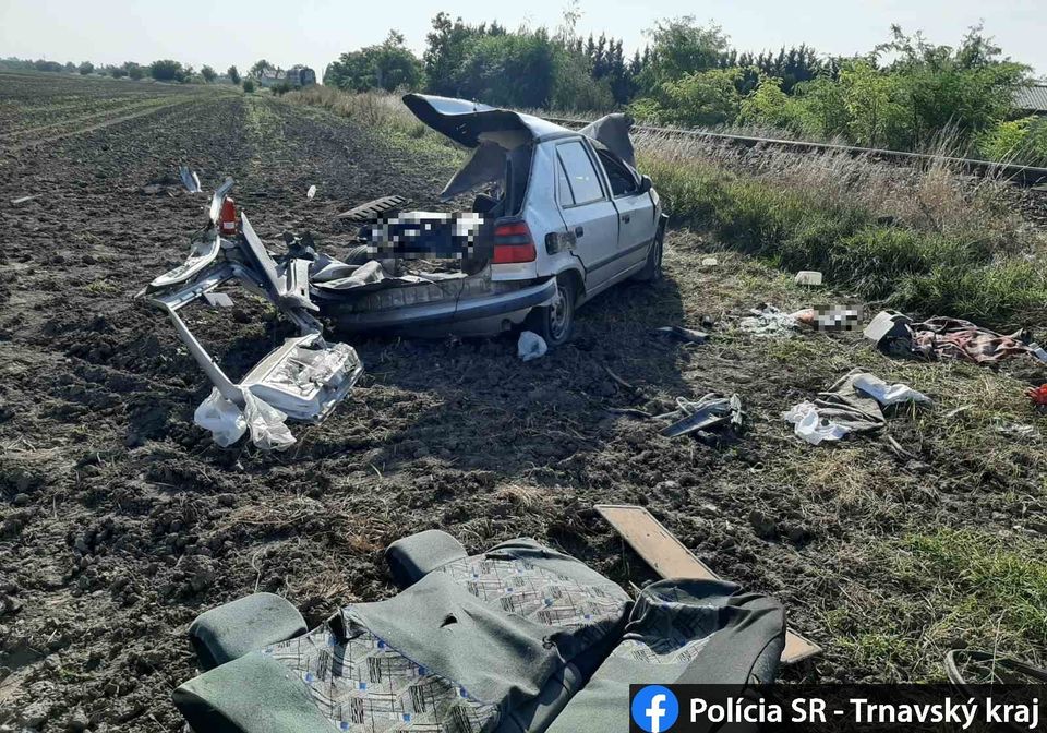Zrážka, auto, vlak, Kvetoslavov.jpg