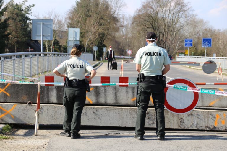 Koronavírus, hranice, polícia