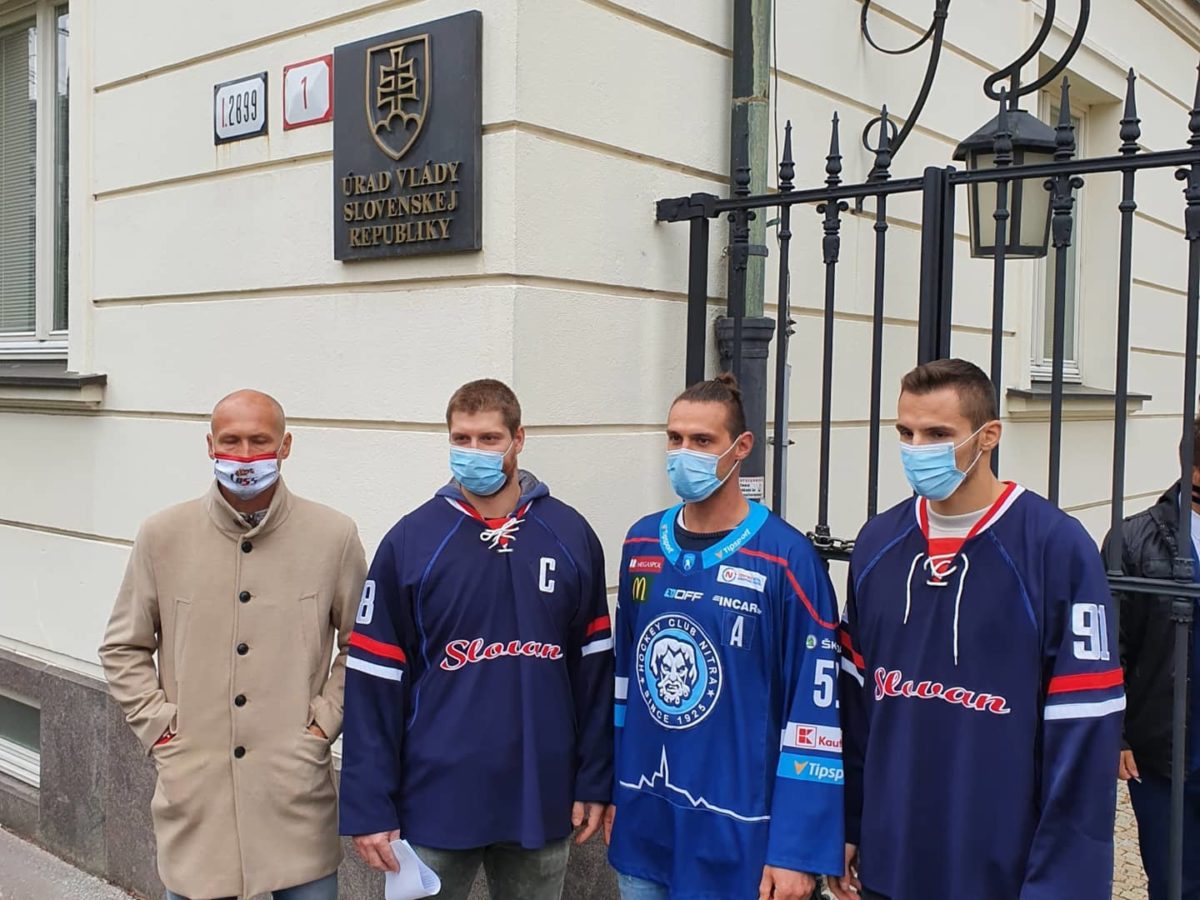 Protest hokejistov pred úradom vlády