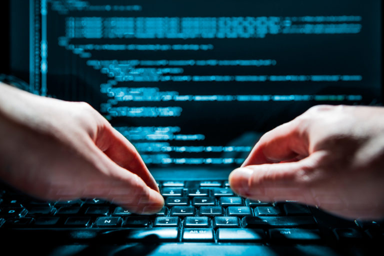 Hacker, kód, kyberhrozba
