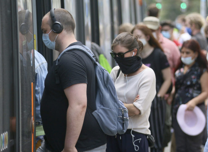 Rakúsko rozšírilo nosenie rúšok a sprísnilo aj podmienky pre organizáciu podujatí.