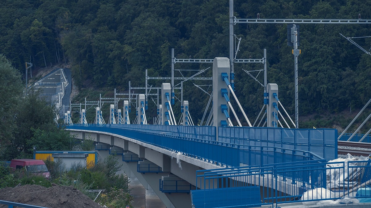 Vlaky budu v useku puchovpovazska bystrica vedene po casti novej trate cez tunel diel a estakadu ponad nosicku priehradu.jpg