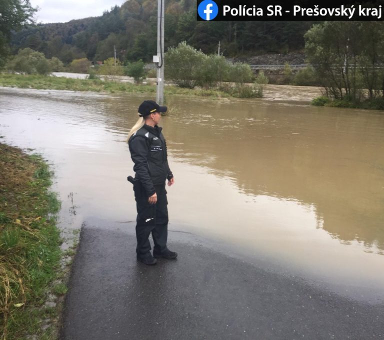 Policajti asistujú hasičom pri odstraňovaní škôd, pri evakuácii ohrozených občanov a usmerňujú dopravu na rizikových cestných úsekoch zaplavených miest. Najviac postihnutým regiónom je Košický a Prešovský kraj. Najviac mimoriadnych udalostí bolo v okrese Spišská Nová Ves, druhý najväčší počet zaznamenal okres Gelnica. Výrazne zasiahnuté sú aj okresy Poprad, Revúca, Prešov, Zvolen. Obce riešia situáciu aj vlastnými silami a prostriedkami. Bratislava, 14. október 2020.