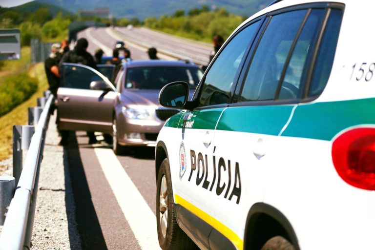 Policajné auto, polícia