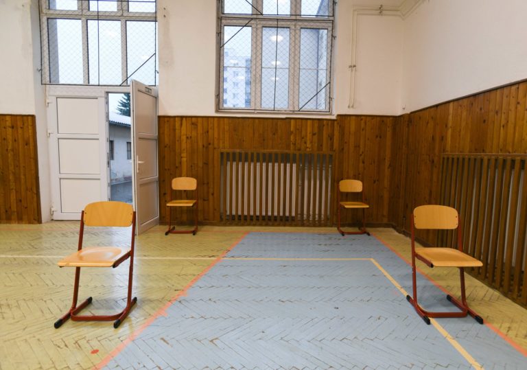 Odberné miesto v telocvični Základnej umeleckej školy v Starej Turej počas príprav na plošné testovanie obyvateľov Slovenska na COVID-19 v rámci operácie Spoločná zodpovednosť. Stará Turá, 30. október 2020.