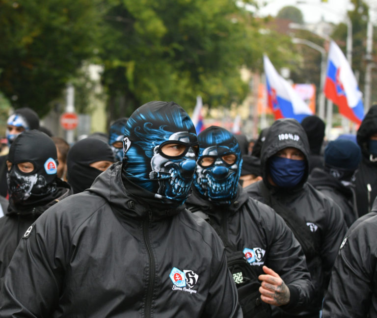 športoví fanúšikovia zoskupenia Ultras Slovan Pressburg a účastníci z celého Slovenska počas protestu pred Hlavnou stanicou v Bratislave proti platným opatreniam Matovičovej vlády v súvislosti s koronavírusom. Bratislava, 17. september 2020.