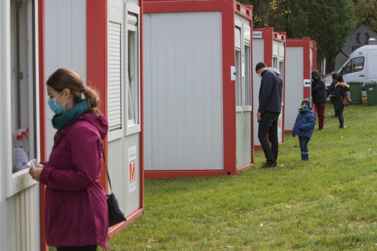 Atmosféra na Štátnom závodisku, kde je jedno z odberných miest COVID-19 v bratislavskej mestskej časti Petržalka počas operácie Spoločná zodpovednosť, ktorá by mala zabezpečiť celoplošné testovanie obyvateľov Slovenska antigénovým testom na COVID-19. Bratislava, 31. októbra 2020.