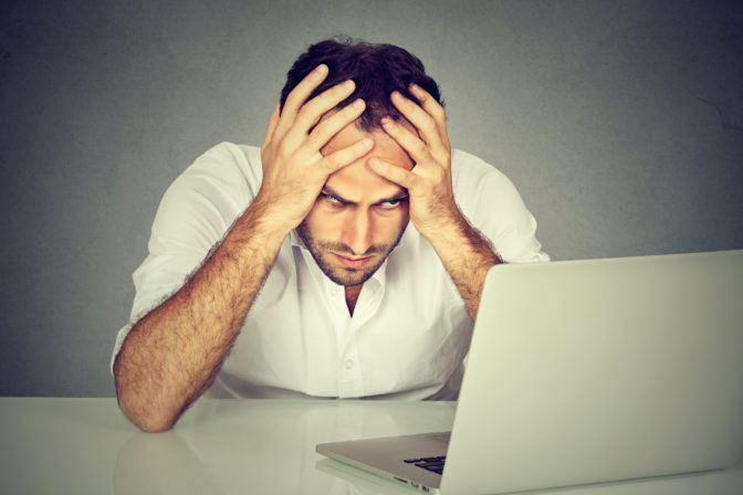 Nahnevaný muž, laptop, učiteľ