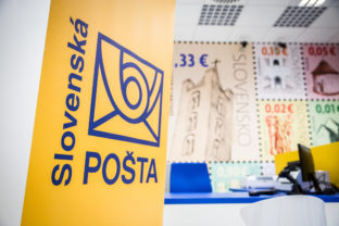 Pohľad na logo spoločnosti Slovenská pošta v novootvorenej pobočke OC Aupark. Bratislava, 14. január 2016.