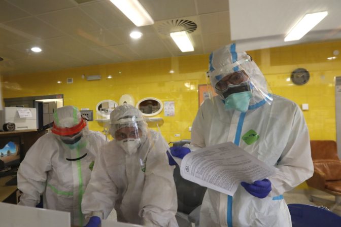 Koronavírus, Česko, lekári