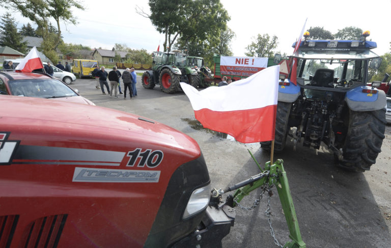 Poľskí farmári v stredu brzdili svojimi traktormi premávku na hlavných cestách
