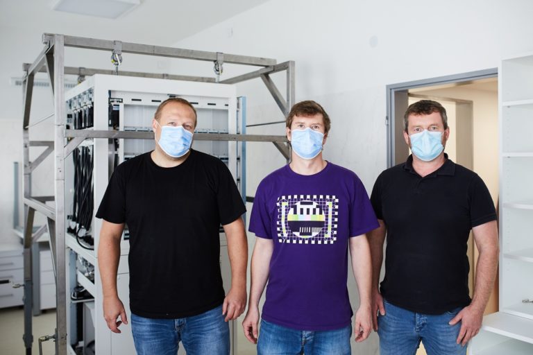 V trebisovskej nemocnici bude lieky pripravovat roboticky automat. takto vyzerala jeho instalacia 01.jpg