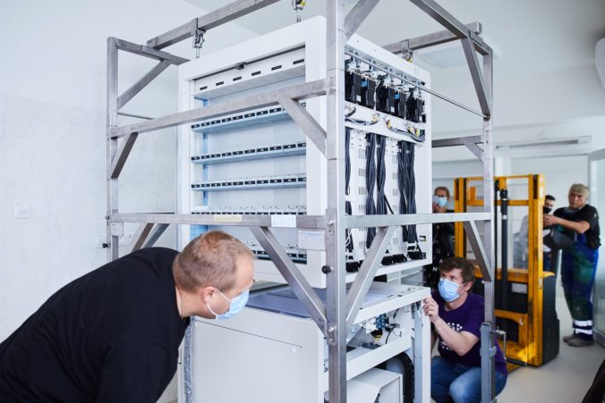 V trebisovskej nemocnici bude lieky pripravovat roboticky automat. takto vyzerala jeho instalacia 02.jpg