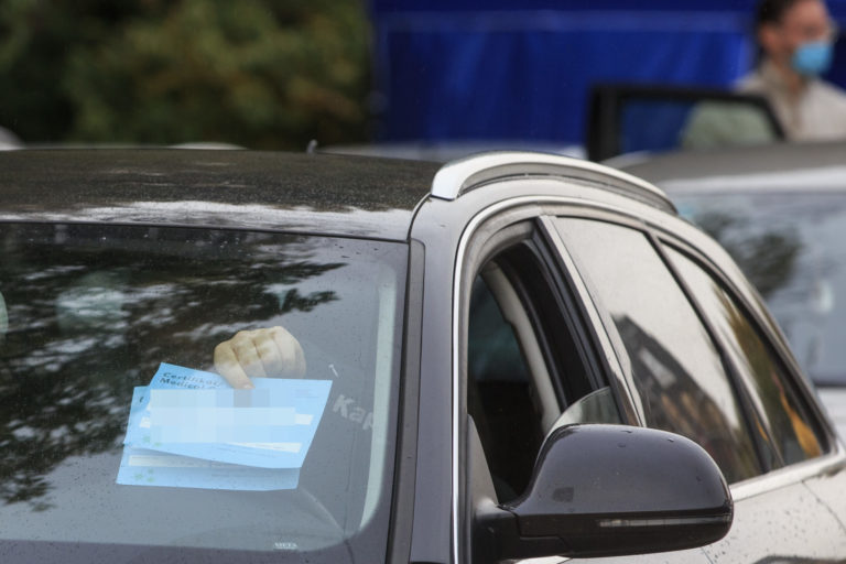 Účastník odberov ukazuje negatívny test na odbernom mieste pri Cintoríne Slávičie údolie počas operácie Spoločná zodpovednosť, ktorá by mala zabezpečiť celoplošné testovanie obyvateľov Slovenska antigénovým testom na COVID-19. Bratislava, 31. október 2020.