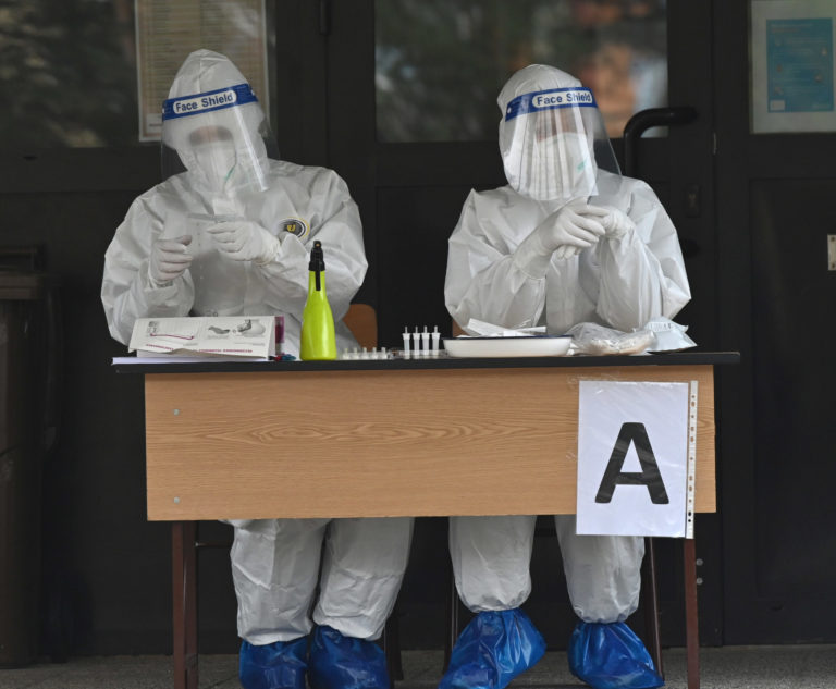 Mesto Banská Bystrica aktívne pracuje aj na zabezpečí osvetlenia a mobilných stanov, ktoré poslúžia na vypisovanie certifikátov o absolvovaní testu a podobne.