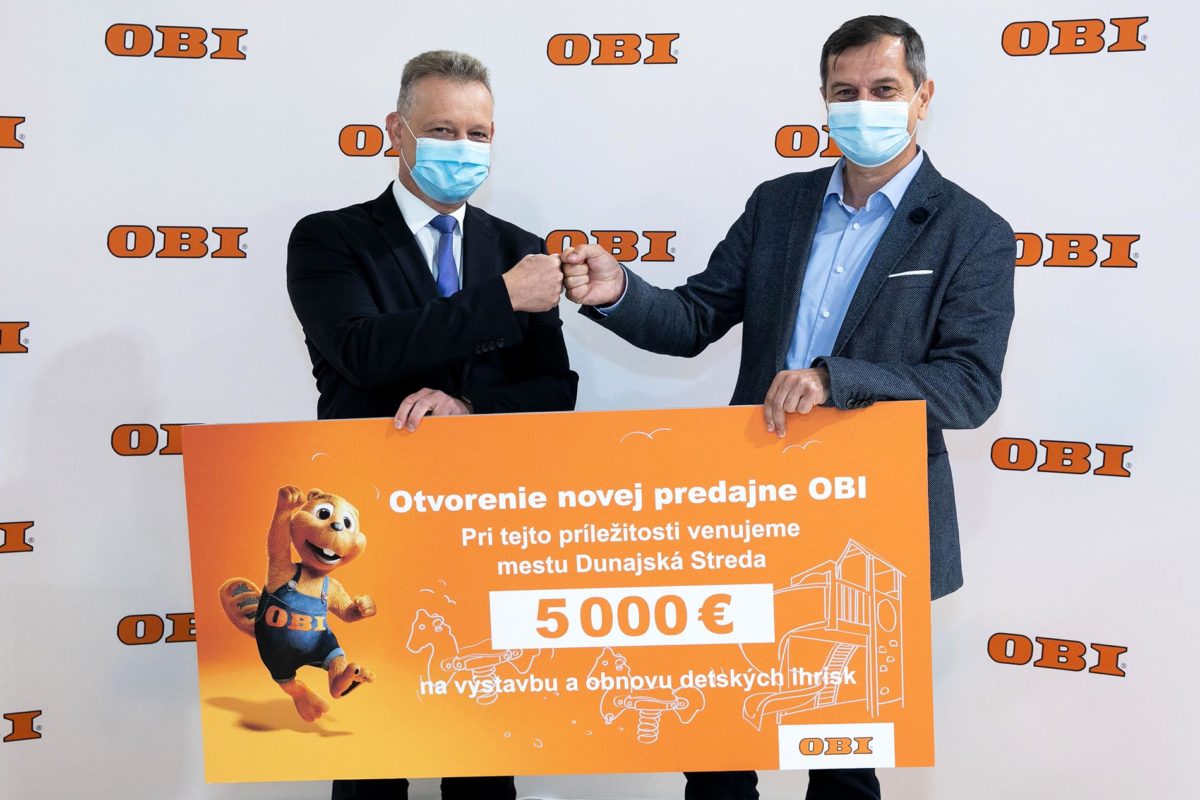 Zoltan hajosprimator dunajskej stredy vlavo prebera symbolicky sek na vystavbu a obnovu detskych ihrisk od ludovita gaspara regionalneho .jpg