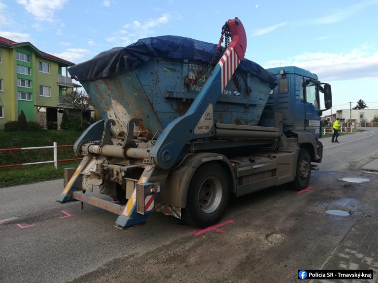Dopravná nehoda, zrážka nákladiaka s chodcom