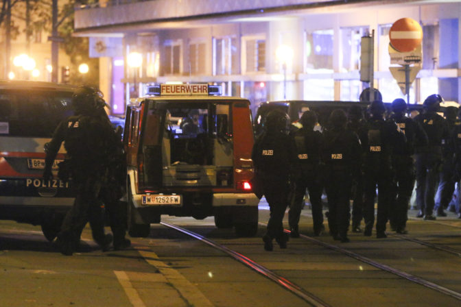 V pondelok 2. novembra sa v centre Viedne vo večerných hodinách odohral teroristický útok, pri ktorom zahynulo niekoľko civilistov a ďalší skončili s rôznymi poraneniami. Na mieste zasahovali desiatky policajtov, ktorý sa útočníkov snažili zneškodniť.