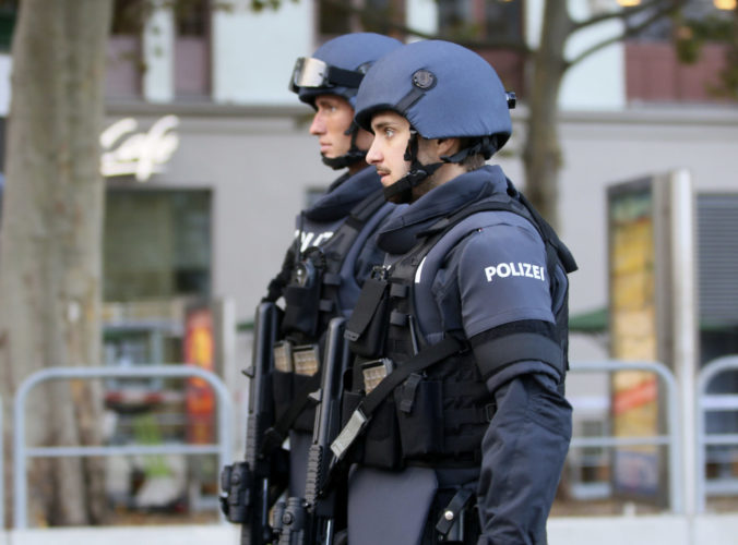 V pondelok 2. novembra sa v centre Viedne vo večerných hodinách odohral teroristický útok, pri ktorom zahynulo niekoľko civilistov a ďalší skončili s rôznymi poraneniami. Ulice Viedne a miesto činu stále strážia policajti.