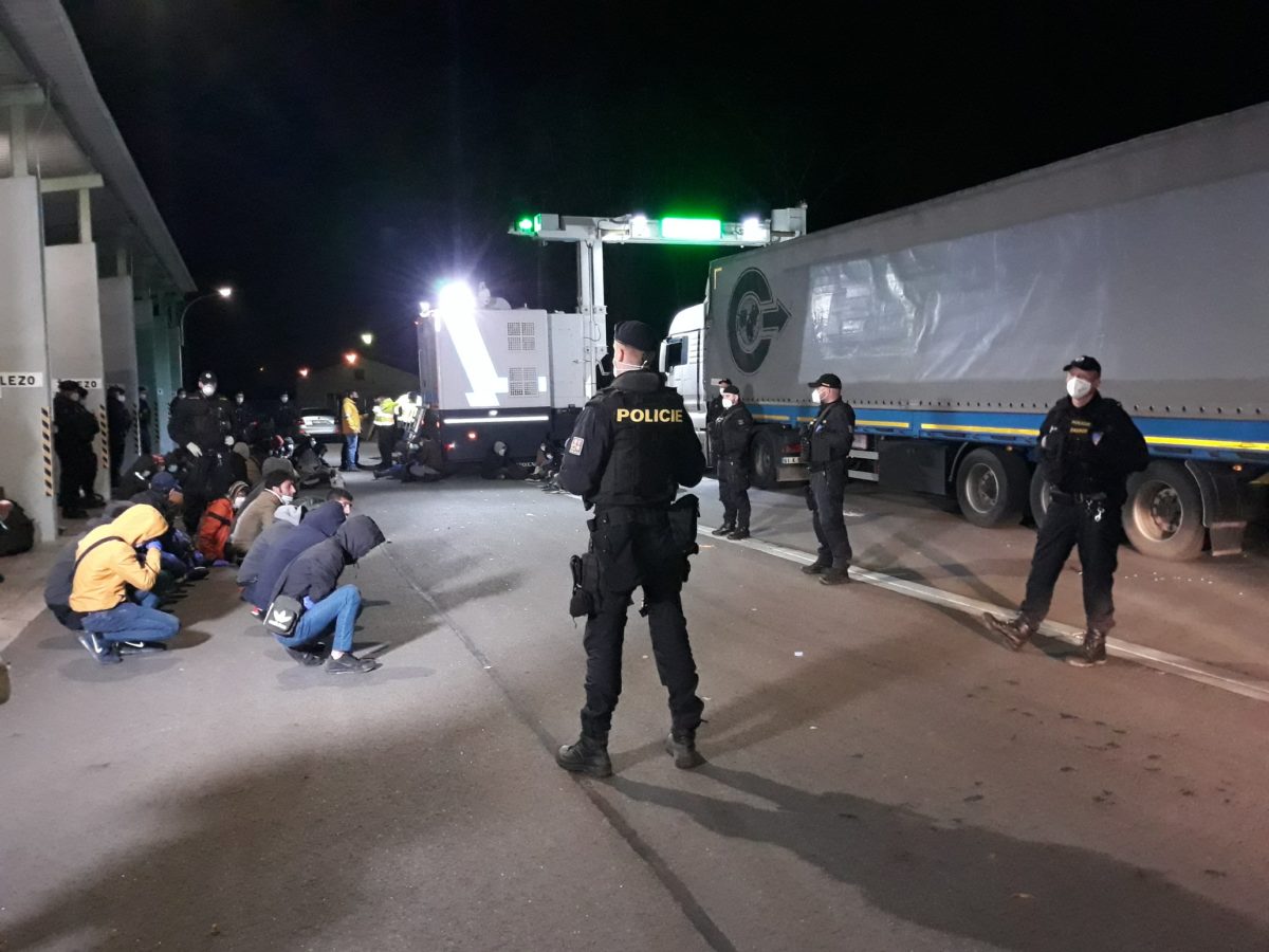 Policia cr migranti turecky kamion 1.jpg
