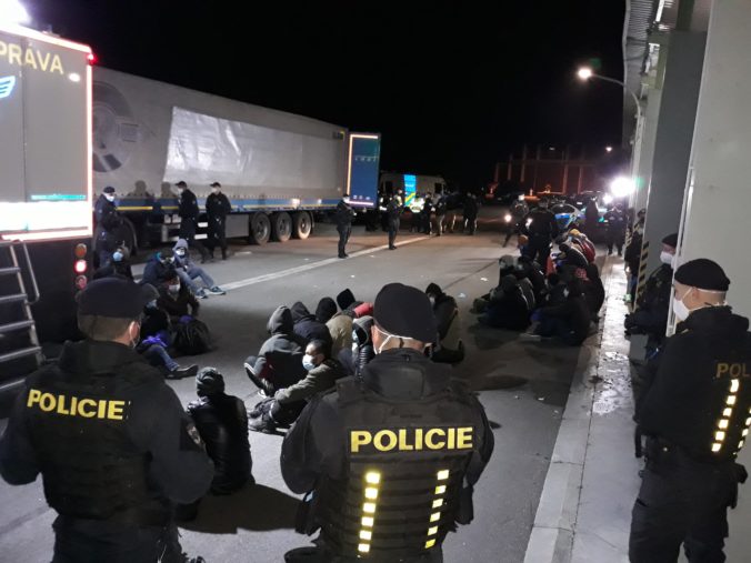 Policia cr migranti turecky kamion 3.jpg