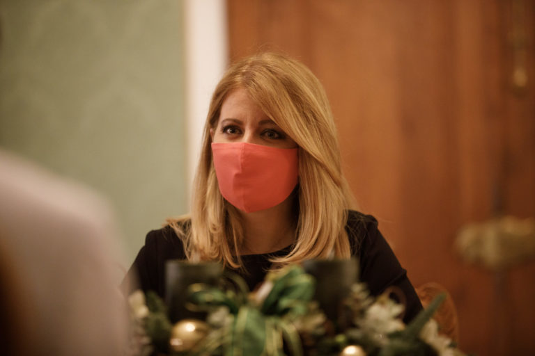 Prezidentka SR Zuzana Čaputová počas stretnutia s ľuïmi, ktorí počas pandémie prepadli systémom štátnej pomoci v Prezidentskom paláci. Bratislava, 10. december 2020.