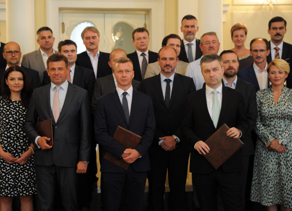 V prednom rade zľava: Predseda strany Most-Híd László Sólymos, predseda SMK Krisztián Forró a predseda hnutia Spolupatričnosť Szabolcs Mózes po slávnostnom podpise Komárňanskej deklarácie o spolupráci maïarských strán predstaviteľmi Strany maïarskej komunity (SMK), strany Most-Híd a hnutia Spolupatričnosť v Komárne. Komárno, 20. august 2020.