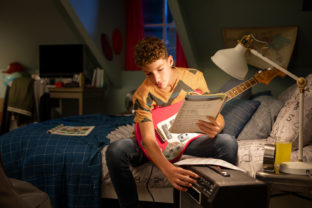 Eyecomfort us_eu teenage boy tuning guitar led lamp.jpg