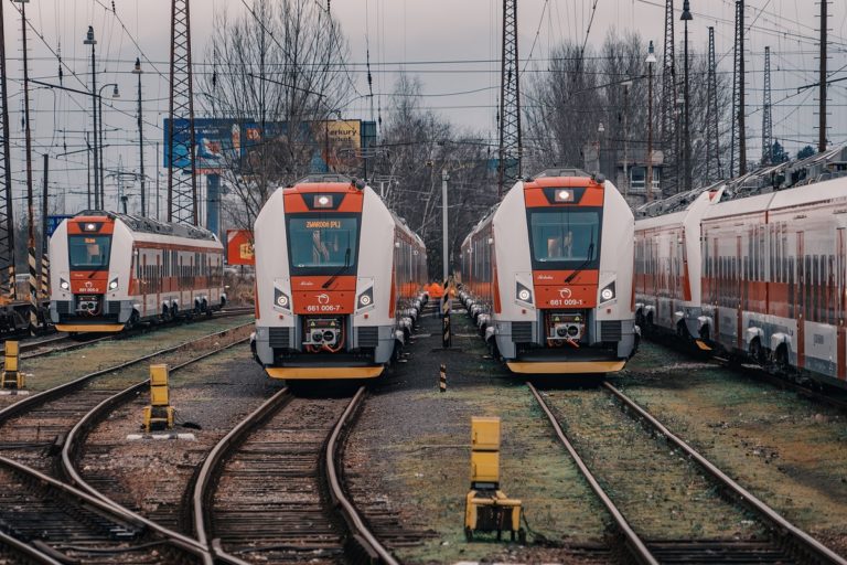 Od vyrobcu bolo dnes prevzatych 8 ks novych trojvoznovych jednotiek.jpg