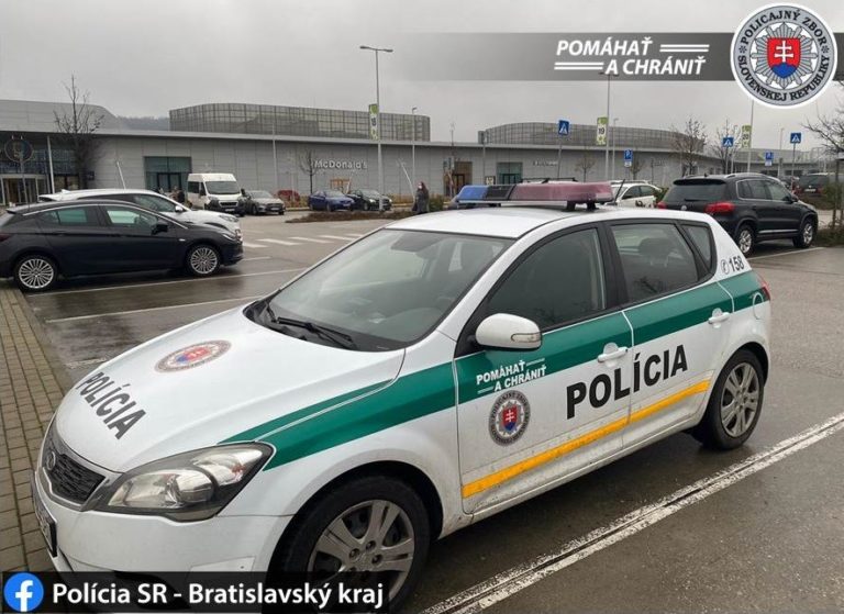 Policia nahlasena bomba nakupne centrum batislava.jpg