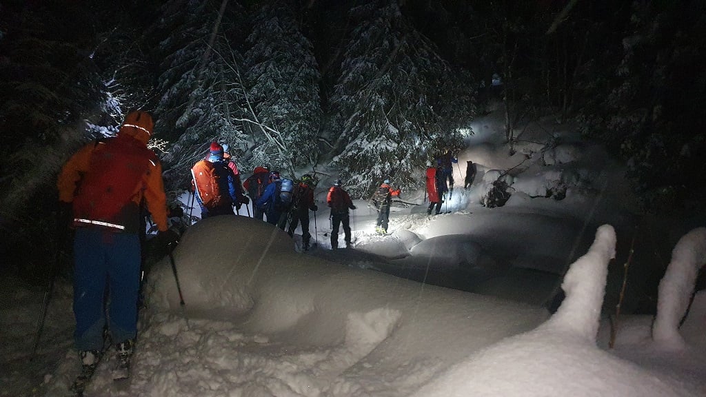 Horskí záchranári, lavína, skialpinisti.jpg