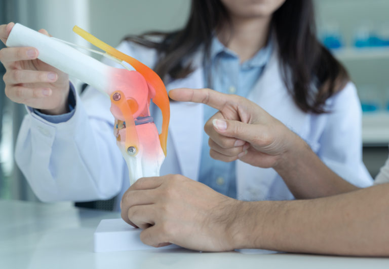 Doctor explain knee pain