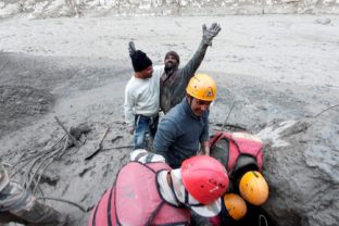 Muž zachránený z bahna pri záplavách v Indii